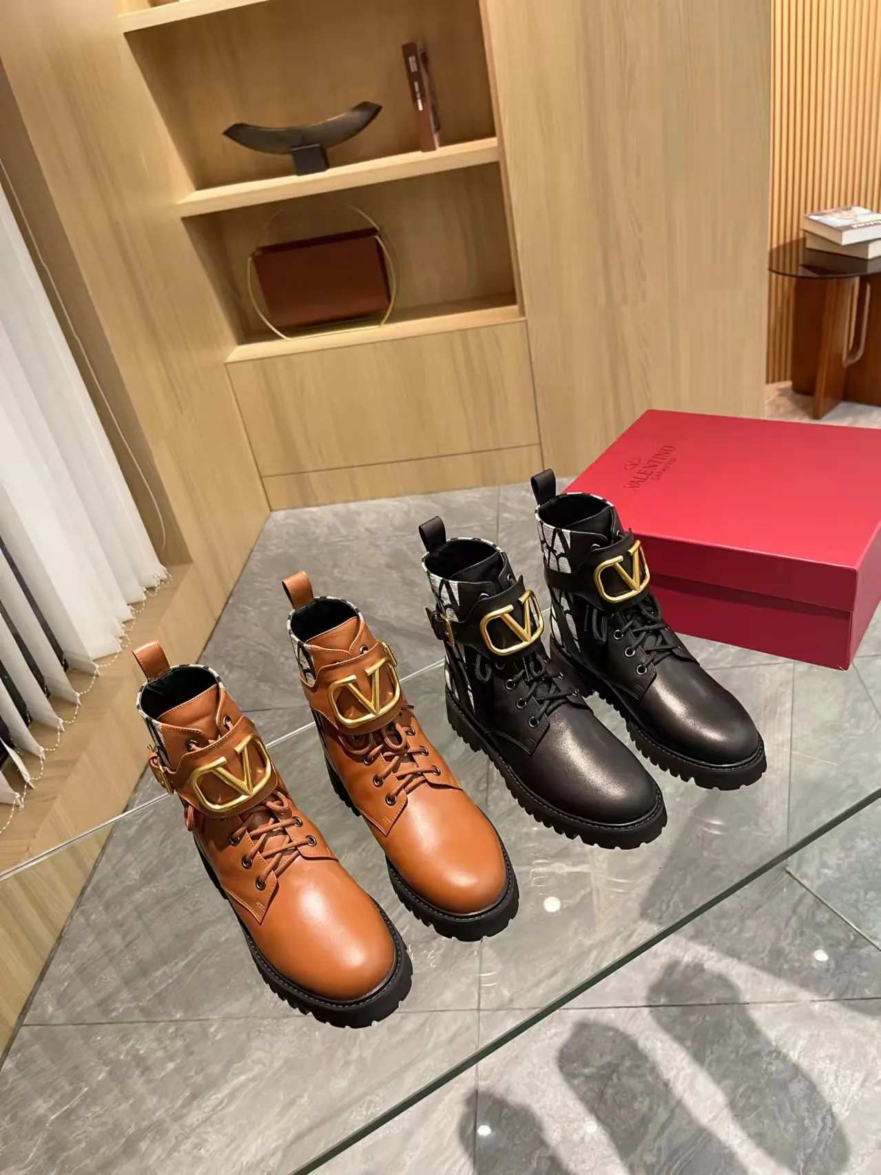 👟👟Ex-factory price 540👟👟 𝑉𝐴𝐿𝐸𝑁𝑇𝐼𝑁𝑂 Valentino's new autumn and winter Martin boots. The unique [V logo fabric print pattern] brings out a full sense of high-end, worth buying★Absolutely high-grade❥Original method Absolute sensibility❥Elegant style Create a different feeling, simple and elegant style!  Fabric: fabric printed cloth + imported cowhide. Lining: inner sheepskin. Bronze large buckle with high-end printing. Color: black, brown. Size: 35-41. (42 customized items cannot be returned or exchanged)